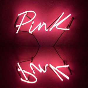 scritta luce al neon da parete pink