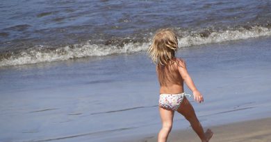 Bimbi in spiaggia benefici del mare 6