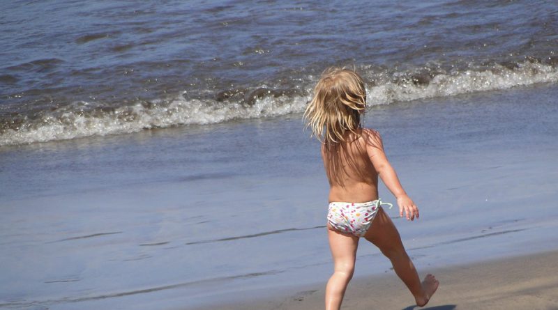 Bimbi in spiaggia benefici del mare 6