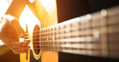 Vuoi imparare a suonare la chitarra? Segui prima i nostri consigli